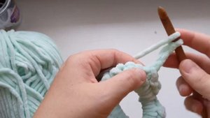 Объемный скранч крючком из плюшевой пряжи. Резинка для волос своими руками.