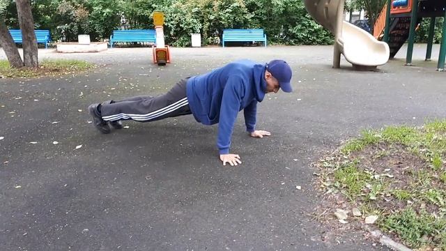 Как нужно делать 100 отжиманий за 1 подход в компании детишек смотреть онлайн