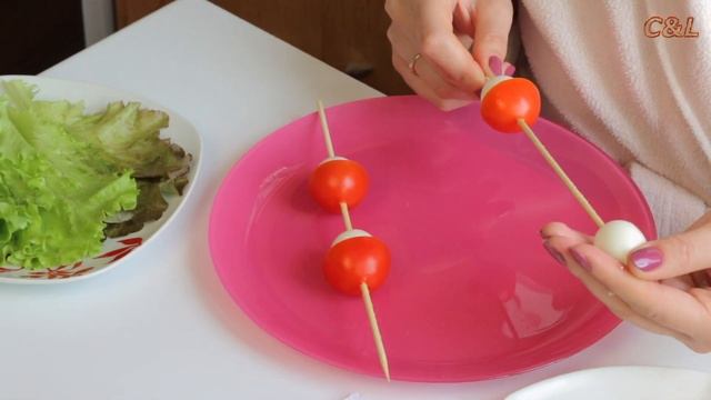 Приготовление перепелиных яиц вместе с томатами, нанизанными на деревянные шпажки. В виде грибов. смотреть онлайн