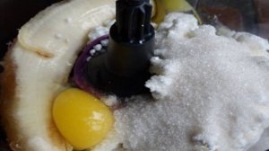 Творожная запеканка с бананом и клубникой