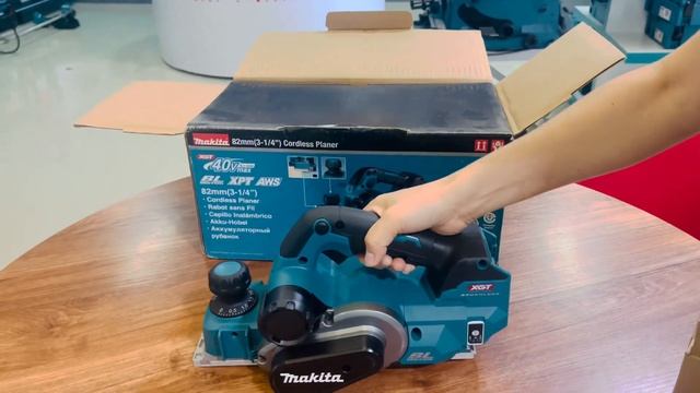 Makita KP001GZ 40V Max/Brushless 82mm Planer/Net weight 3Kg/Skin only. смотреть онлайн