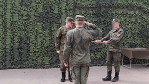 генерал-полковник Михаил Теплинский наградил российских военнослужащих