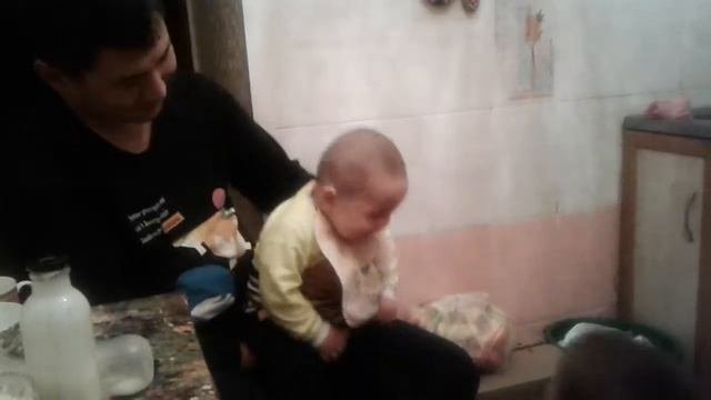 Младенец  пугает ребёнка