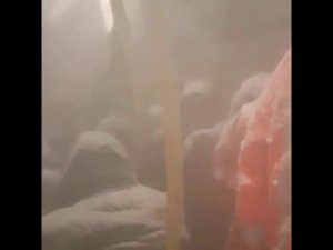 Пассажиров российского автобуса полчаса заметало снегом в салоне.