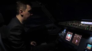 Пассажир пытается посадить самолет | Пилоты потеряли сознание