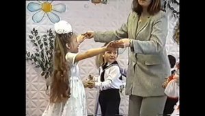 Детский вальс на утреннике в детском саду.