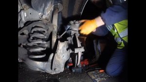 Replacing Volvo rear brake pads / Замена задних тормозных колодок Volvo