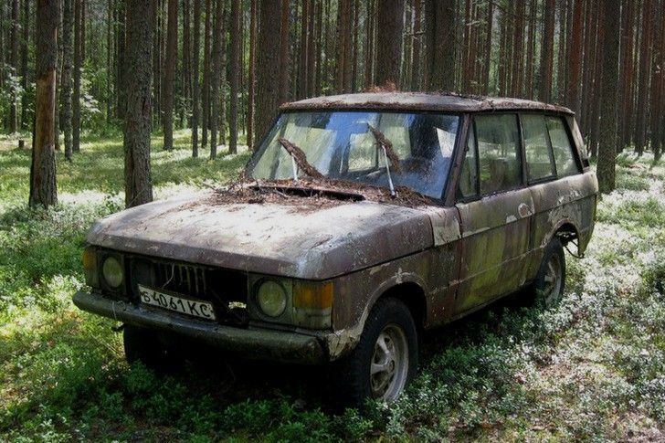 Брошенные машины из 90-х в лесу.