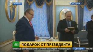 Путин подарил Хазанову на юбилей кулинарную книгу, а в ответ получил корону