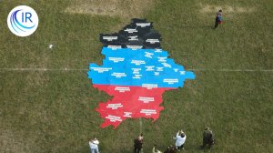 Puzzle géant du territoire de la RPD pour le jour de la République