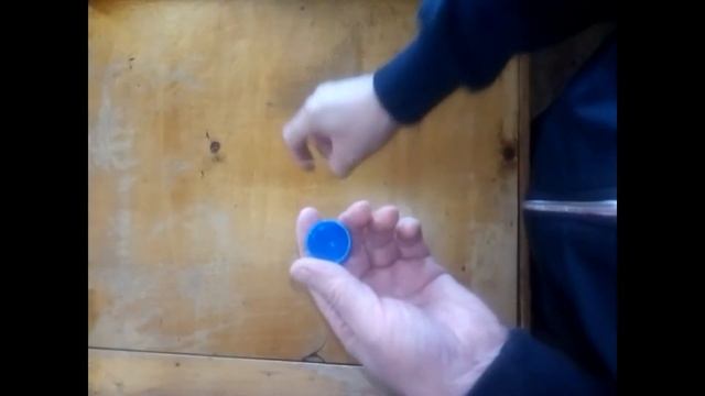 Волчок из пластиковой крышки и зубочистки смотреть онлайн