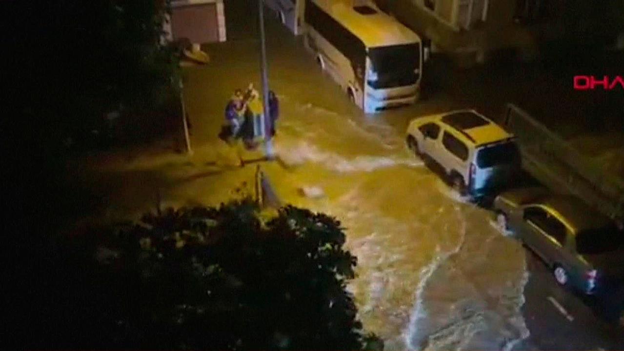 Улицы Стамбула превратились в полноводные реки после мощного ливня