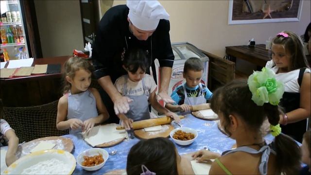 Как сделать печенье-пальчики? - мастер-класс в кафе Бармалей (Донецк, 27.08.2016) смотреть онлайн