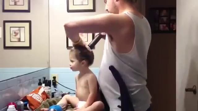 Отец делает дочери прическу смотреть онлайн