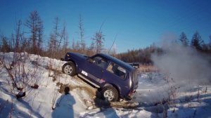 Офф-роуд 4х4 по снежному лесу. Нива делает просеку.