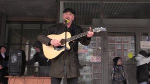 Изгиб гитары желтой