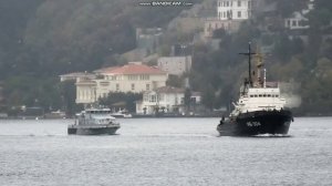 Тральщик ВМФ России В.Адмирал Захарьин и буксир МБ-304 переходят Стамбул в сторону Средиземного моря