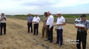 Айдар Салахов на поле агрофирмы "Мензелинские зори" премировал передовых комбайнеров района