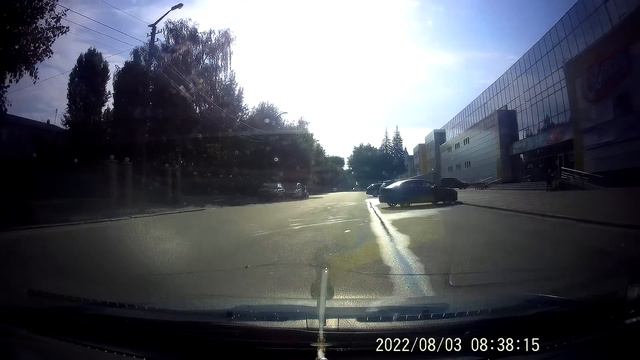 Хух , куда можно смотреть и не видеть машины спереди тебя ? даже солнце ей не светило в глаза ... смотреть онлайн