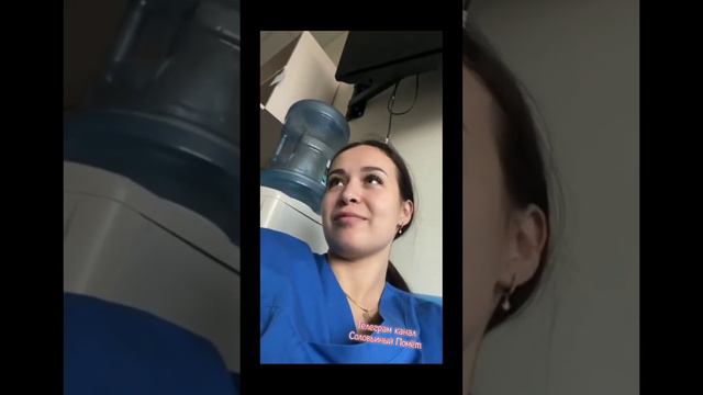 Красивая девушка диалог с коллегой "-Если я не хочу умирать ... -Так вали из Страны" смотреть онлайн