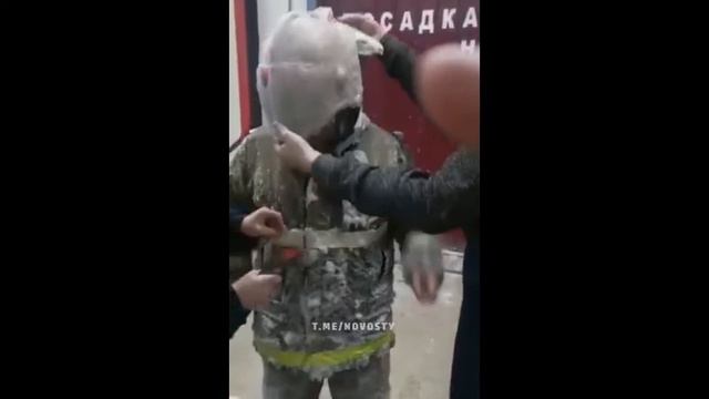 Пожарные из Якутии потушили пожар при — 54 на улице и покрылись льдом/// смотреть онлайн