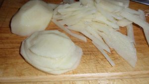 Салат «Гнездо глухаря» с колбасой и морковью