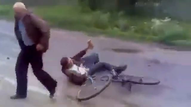 алкаш падает с велика смотреть онлайн