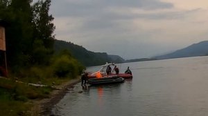 Проверяют размер Хариуса. Минимум 23 см