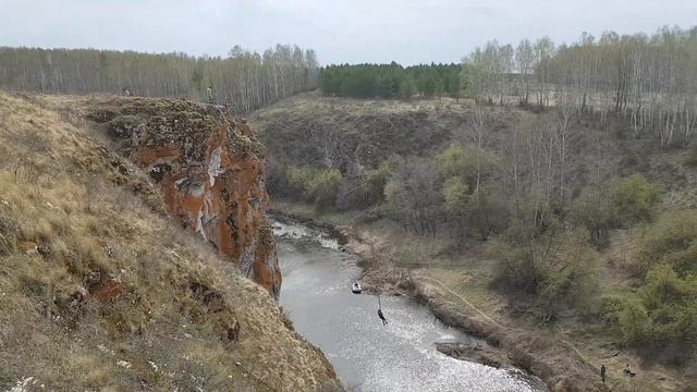 Прыжок со скалы. Речка Багаряк.