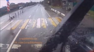 Вонючий случай.  Водитель кроссовера не заметил маленькую фуру на Волоколамском шоссе под Нахабино