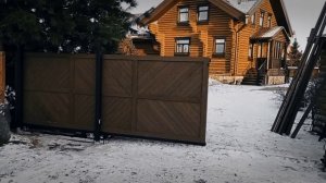 Откатные ворота с калиткой защиты деревом.