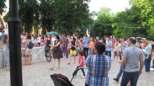 УКРАИНА, Киев: Студенты Танцуют в Парке Шевченко 23 мая 2014