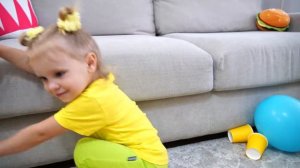 Ника и сестричка учат правильно питаться