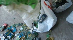 ~ 14 кг плат сотовых телефонов из Италии! Золота будет много!)