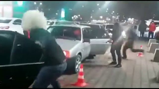 Украли невесту и уронили.