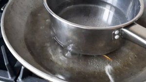 Самый простой способ чистки кастрюль от нагара и желтизны