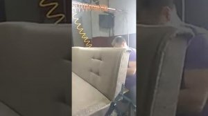 Процесс утяжки чехла дивана
