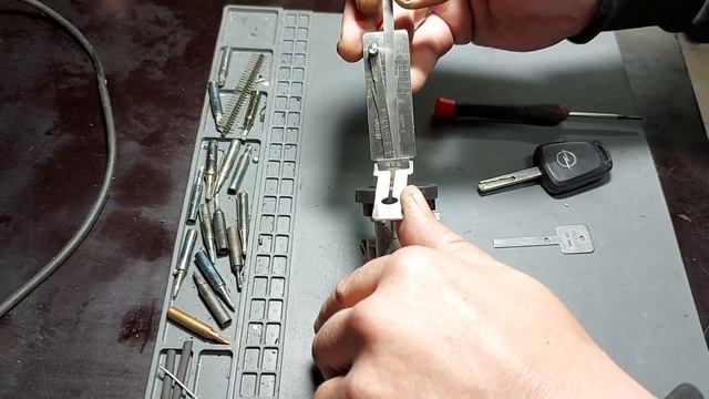 Вскрытие замка без ключа с помощью лиши HU100