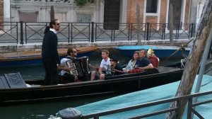 Поющие гондолы в Венеции очень красиво The singing gondolas in Venice