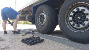 Меняем колесо, дальнобойщик в работе. Будни дальнобоя.