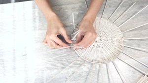 Плетем тарелочку из газетных трубочек I DIY I Тарелочка из бумажной лозы