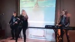 Группа Леди,  красиво поет.