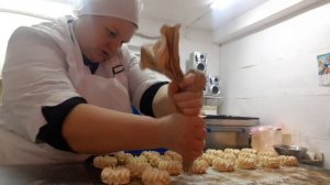 продолжаем работать печенье курабье.