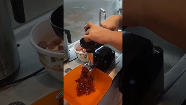 Приготовление домашнего фарша с мясорубкой Moulinex ME 105830. смотреть онлайн