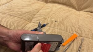 Как разобрать аккумулятор Dyson (How to disassemble the Dyson battery)