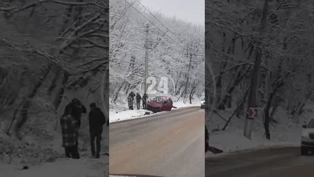 Легковушка слетела в кювет перед Ангарским перевалом