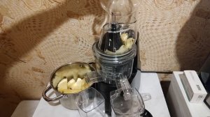 Шнековая соковыжималка отжимает ананас