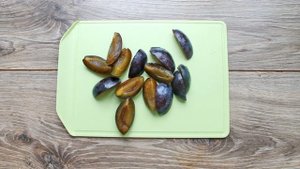 Салат с печенью и карамелизированными сливами