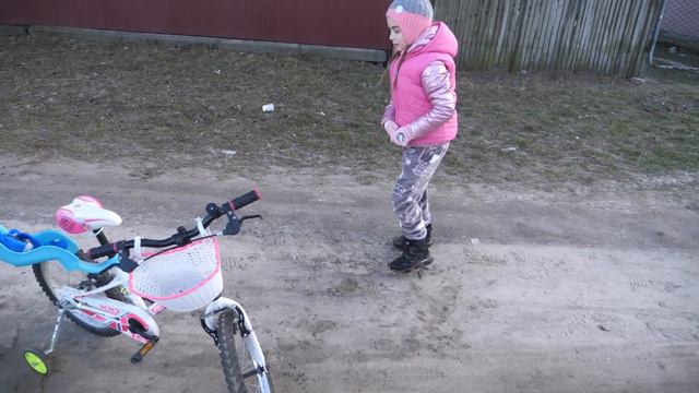 VLOG Упала с велика в лужу. Катаемся с Дашей смотреть онлайн