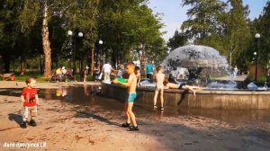 Стоит жара  Фонтан и дети